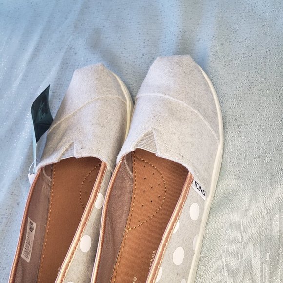 BRAND NEW WITH TAG, TOMS Youth Classic . grey felt and rose gold polka dots  5.5 - Picture 8 of 13